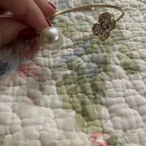 Elegant Gold and Pearl Bracelet